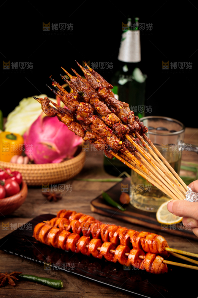 手拿羊肉烤串