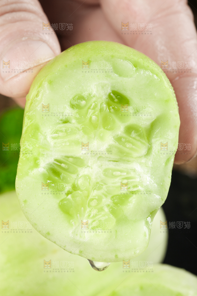 手拿切开的玉女黄瓜
