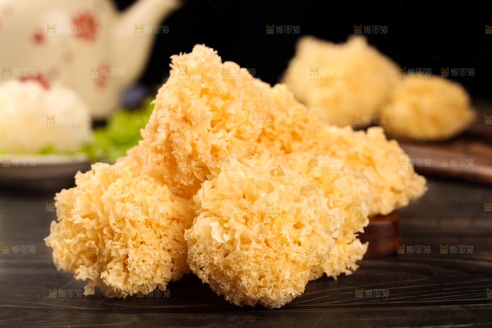 木底上放着古田银耳