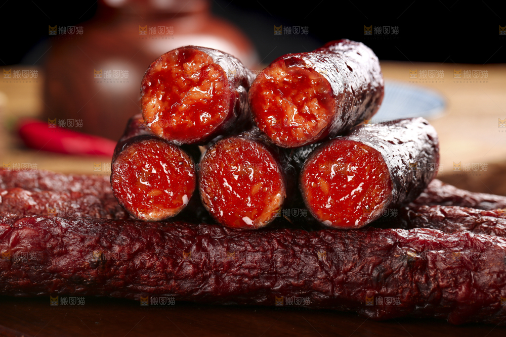 深底上的烟熏香肠