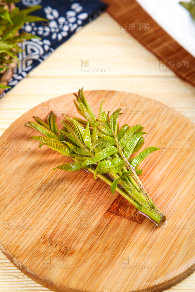 木板上放着沂蒙山香椿芽
