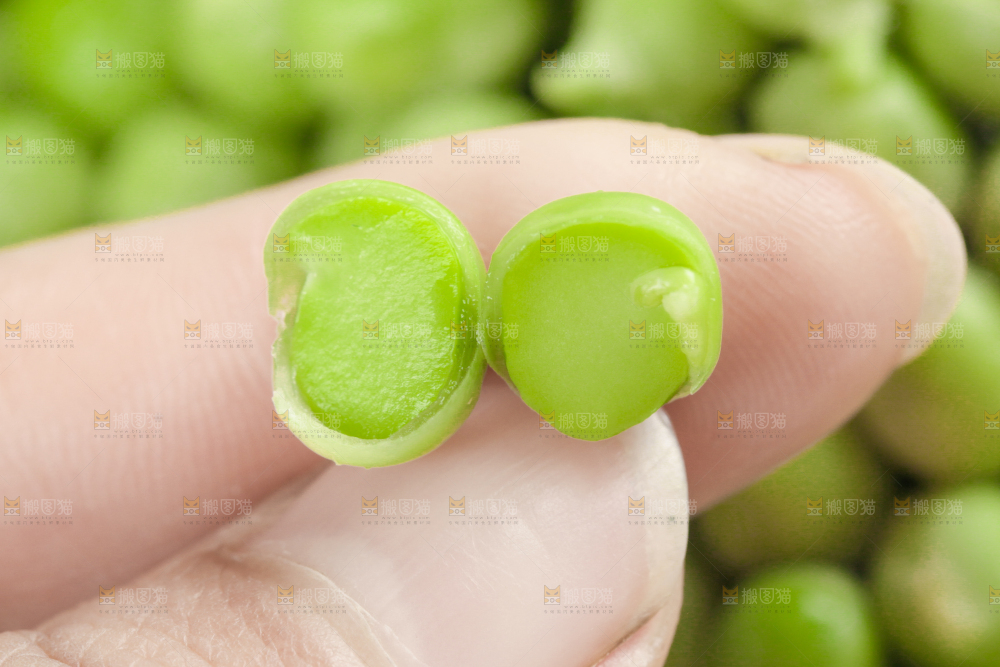 浅底上放着豌豆粒