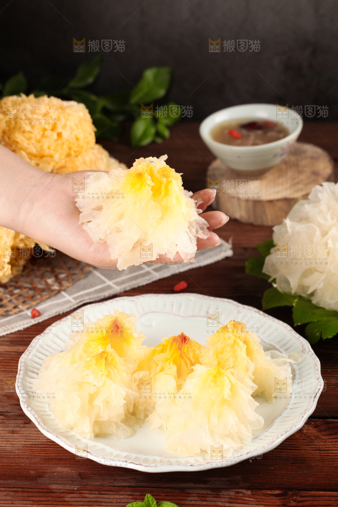 手拿银耳