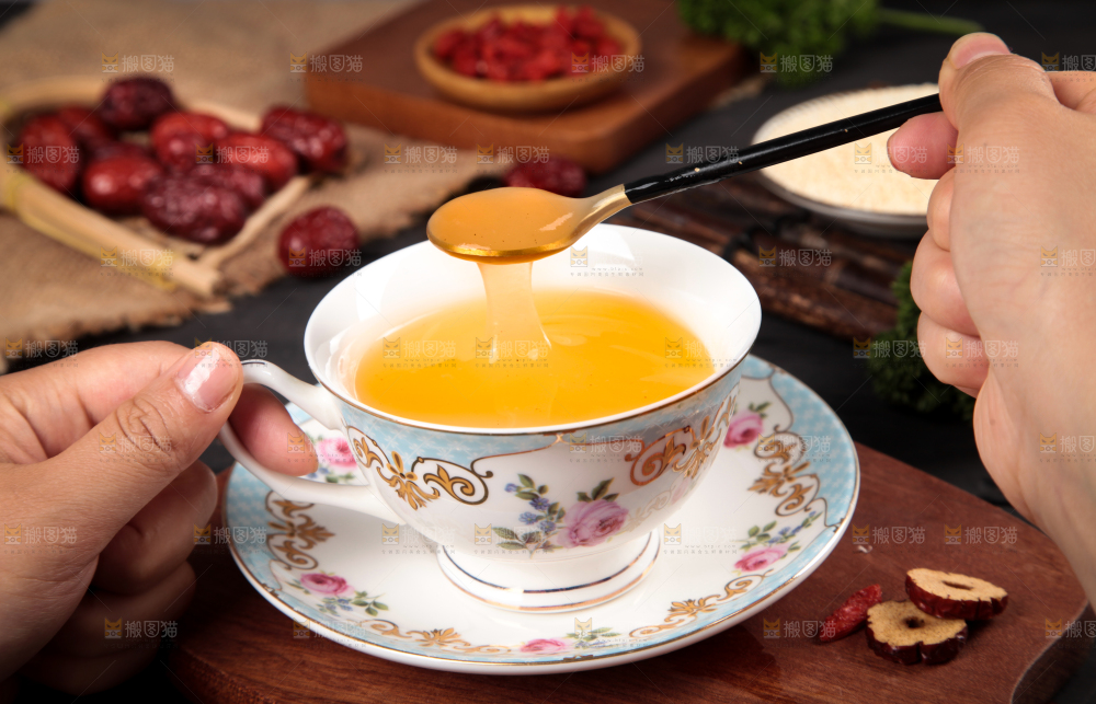 深底上放着一杯葛根粉