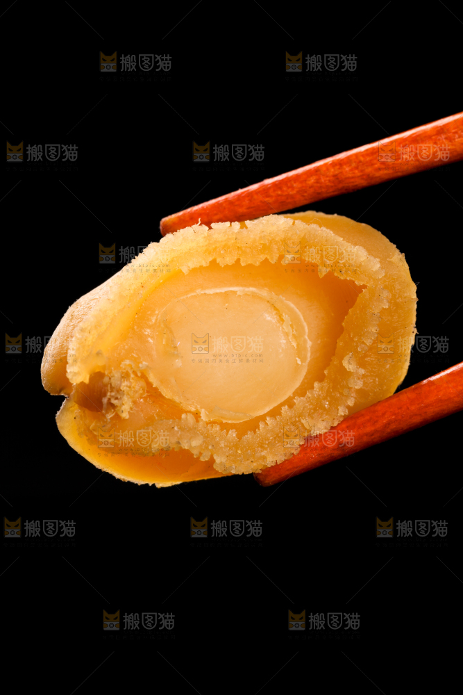 筷子夹着鲍鱼干