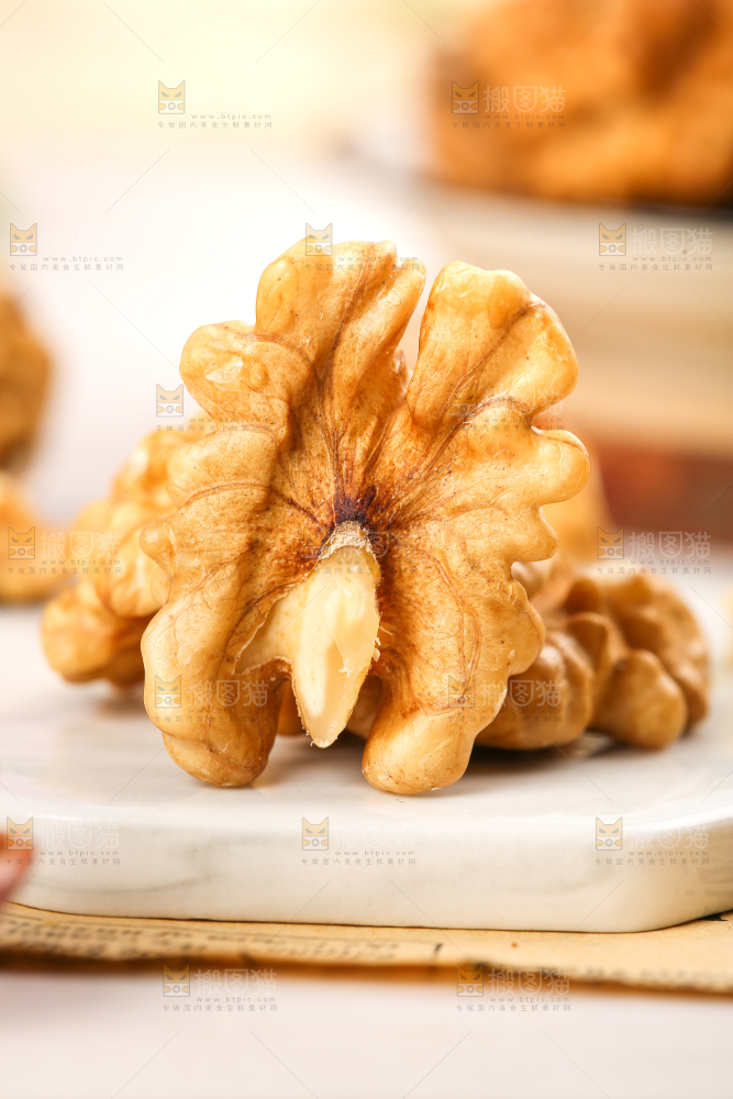 石板上的纸皮核桃仁