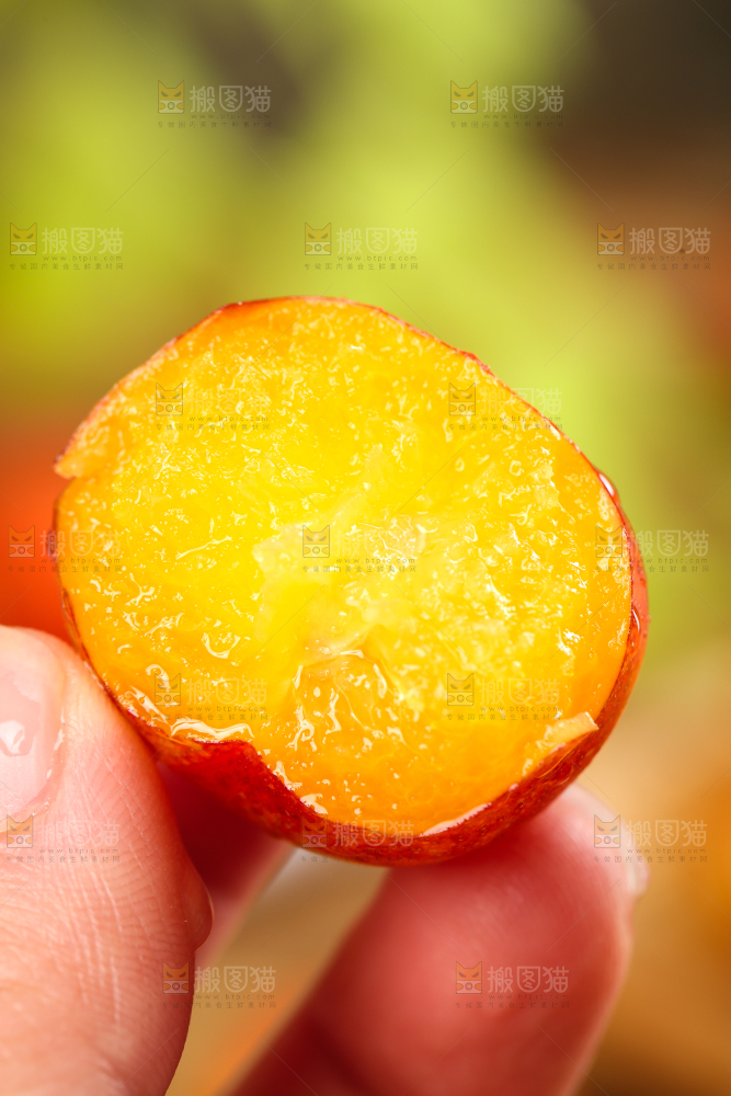 手里拿着新鲜李子