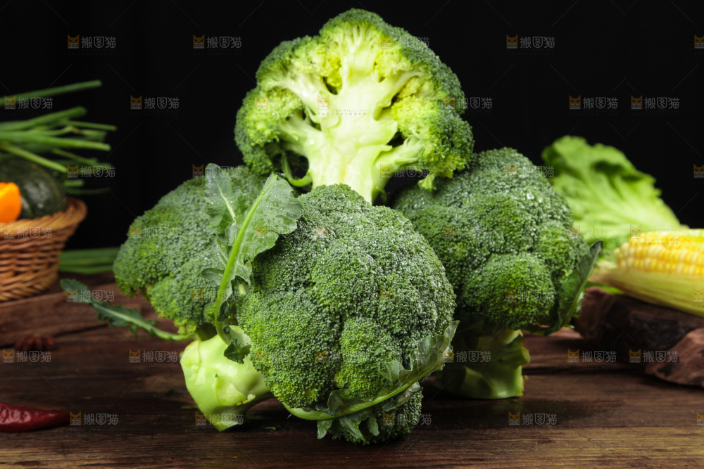 深底上放着新鲜的西兰花