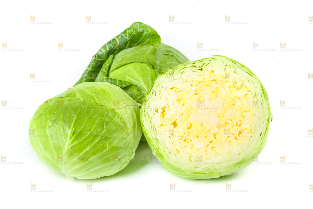白底上放着切开的包菜