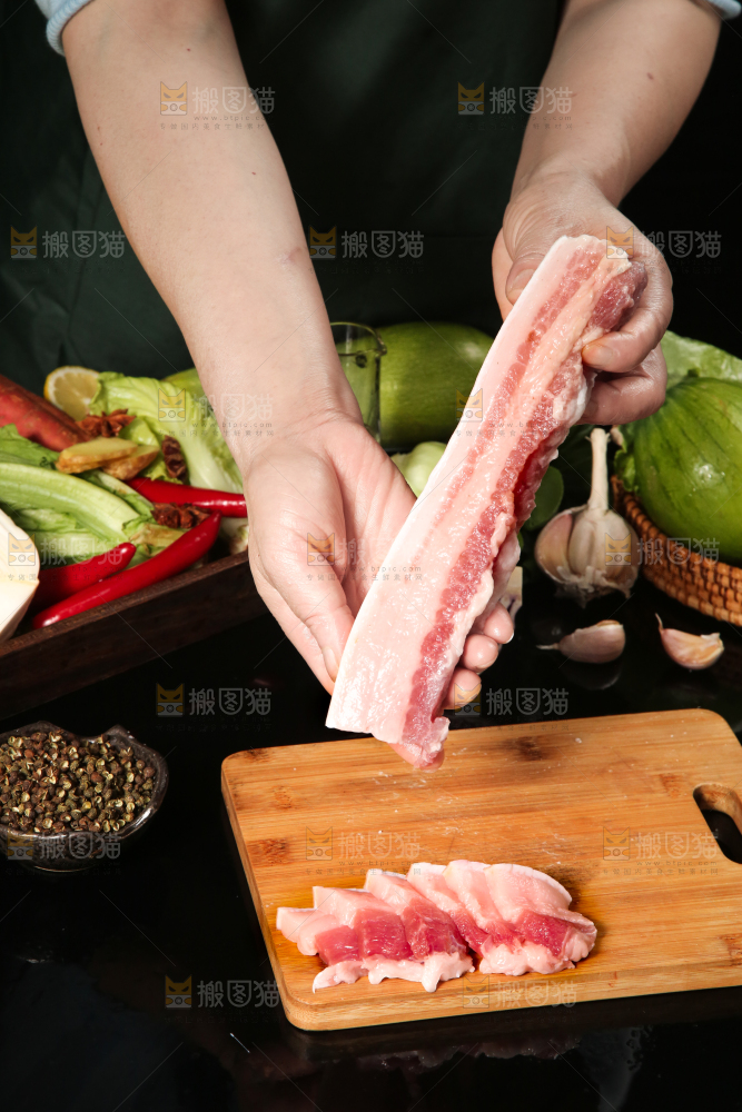 手拿新鲜的五花肉