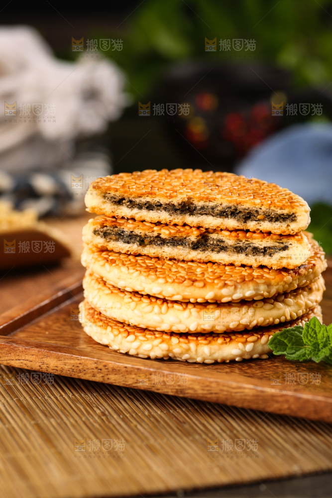 木板上放着黄石港饼