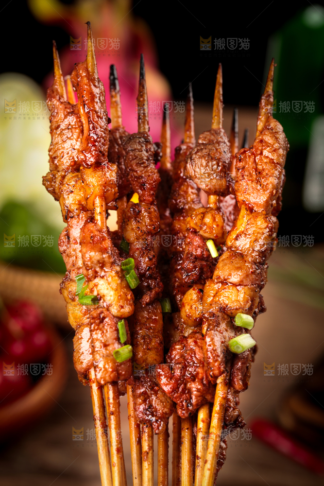 深底上的羊肉烤串