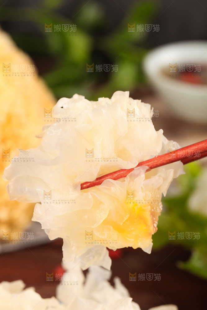 筷子夹着银耳