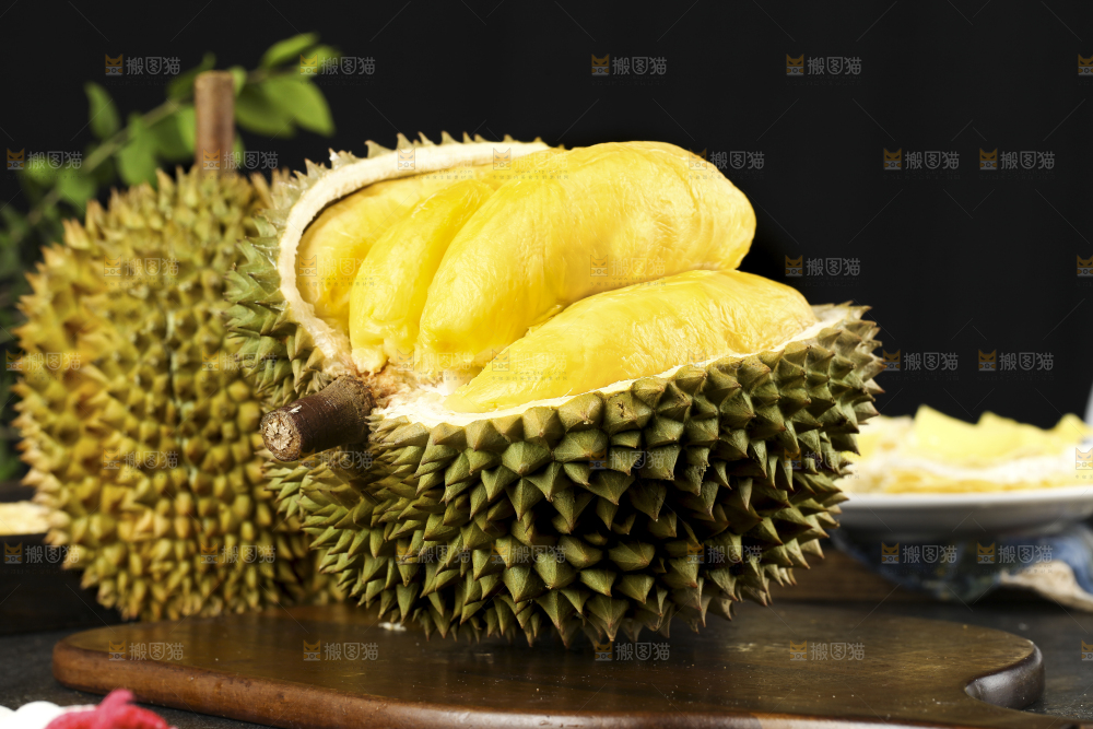 木板上的泰国甲仑榴莲