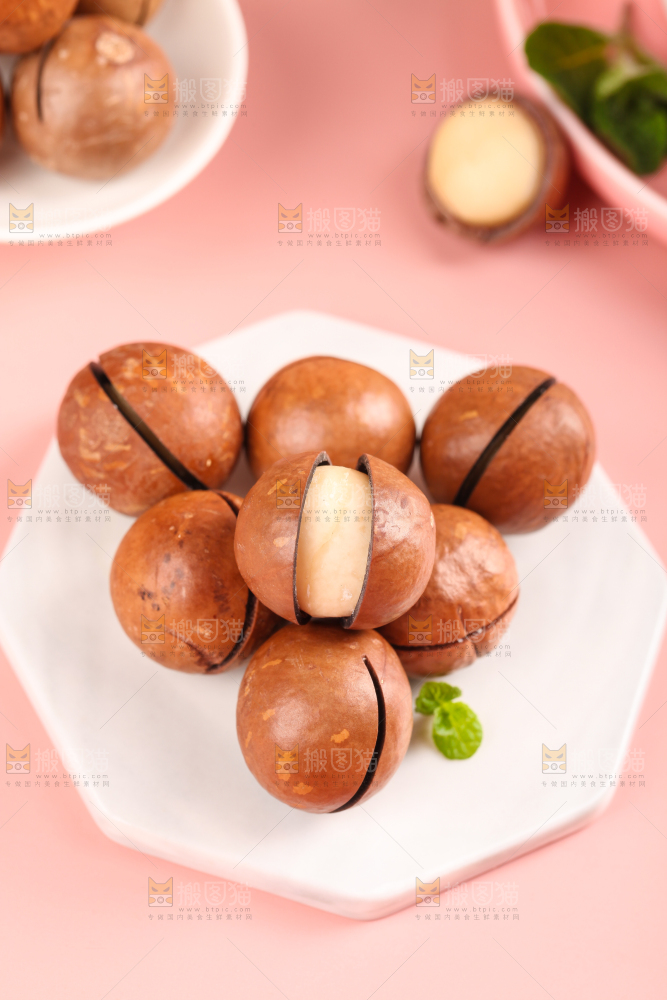 石板上放着新鲜夏威夷果