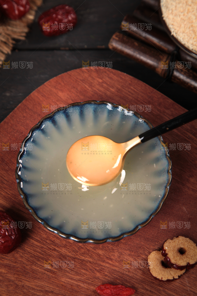 木底上放着一碗天然葛根粉