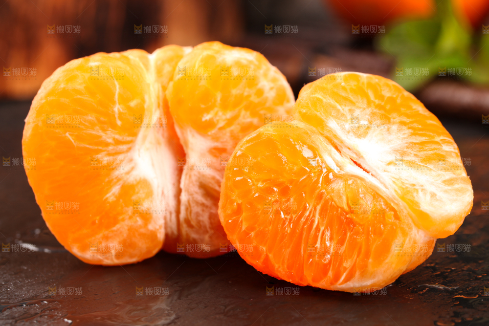 黑石板上放着剥皮的茂谷柑