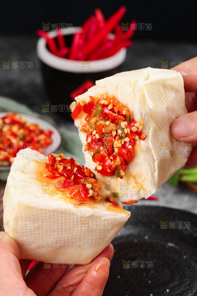 馒头上的剁辣椒