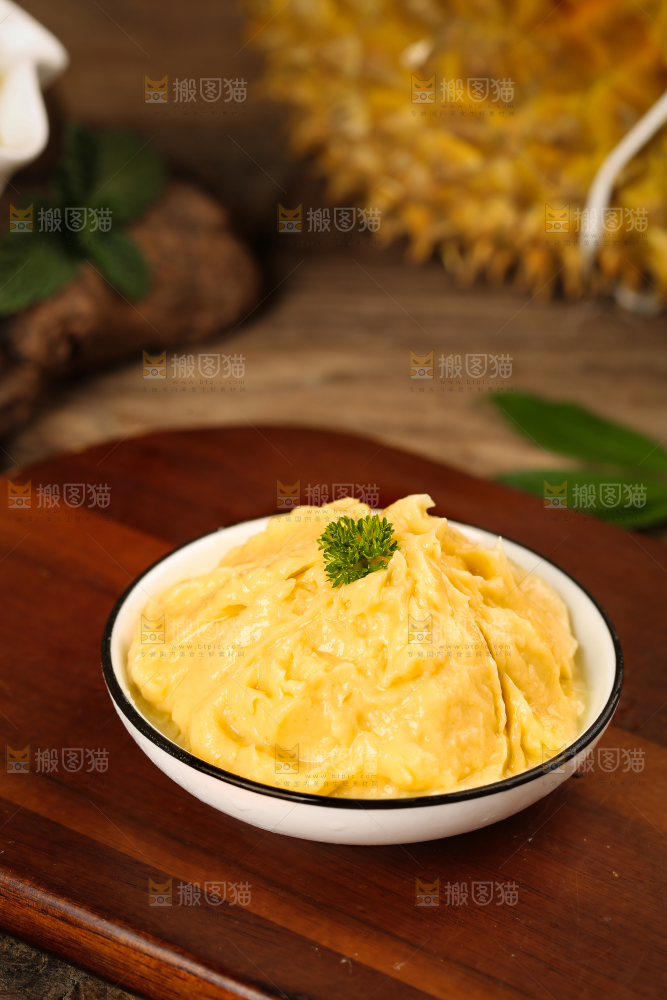 木底上放着一盘榴肉泥