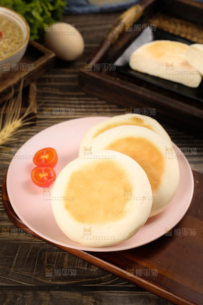 盘子里装着奶香饼