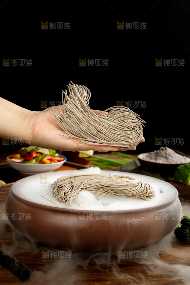手拿新鲜的荞麦面