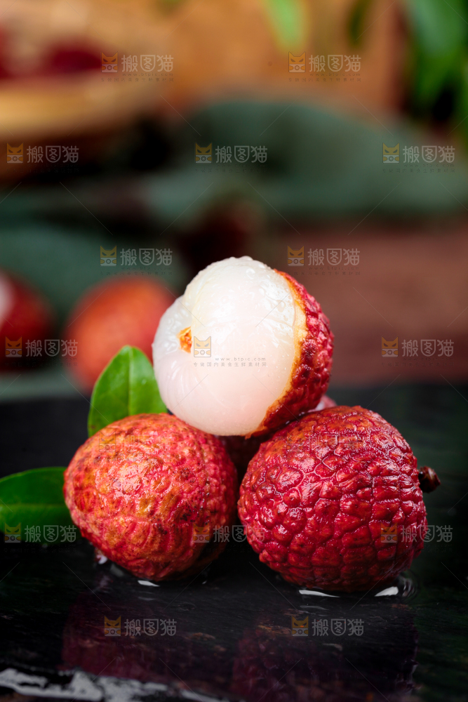 新鲜的荔枝放在黑石板上