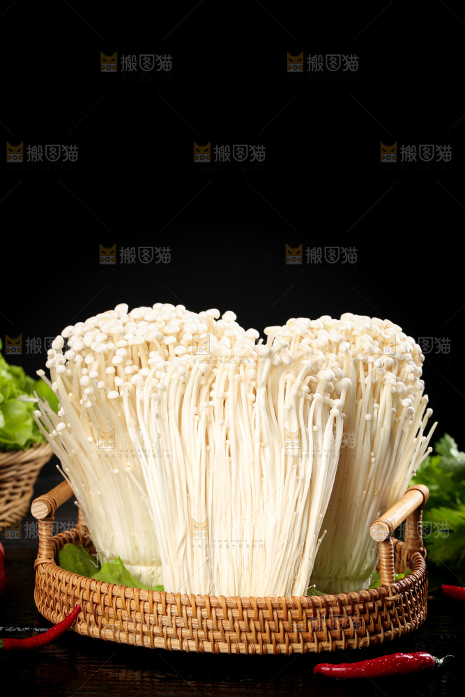 黑底上放着一盘新鲜的金针菇