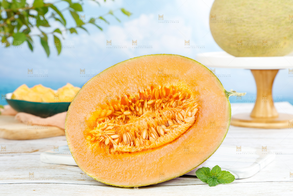 木底上放着切开的哈密瓜
