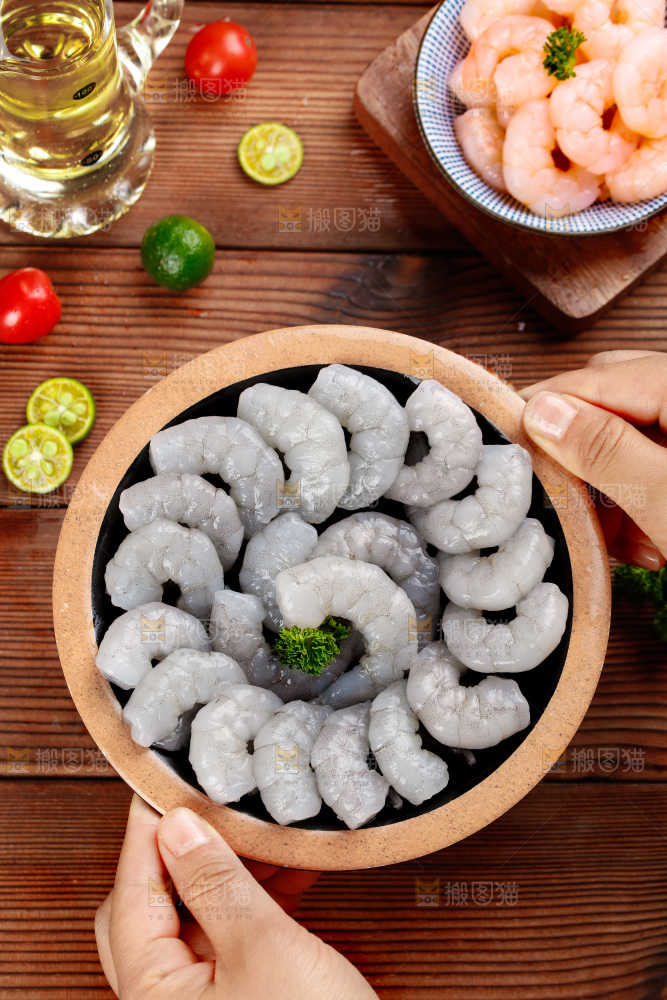 手端一盘新鲜青虾仁