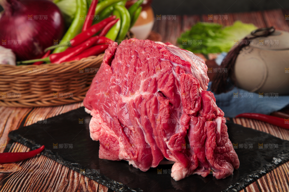 黑石板上的草原散养牛腿肉