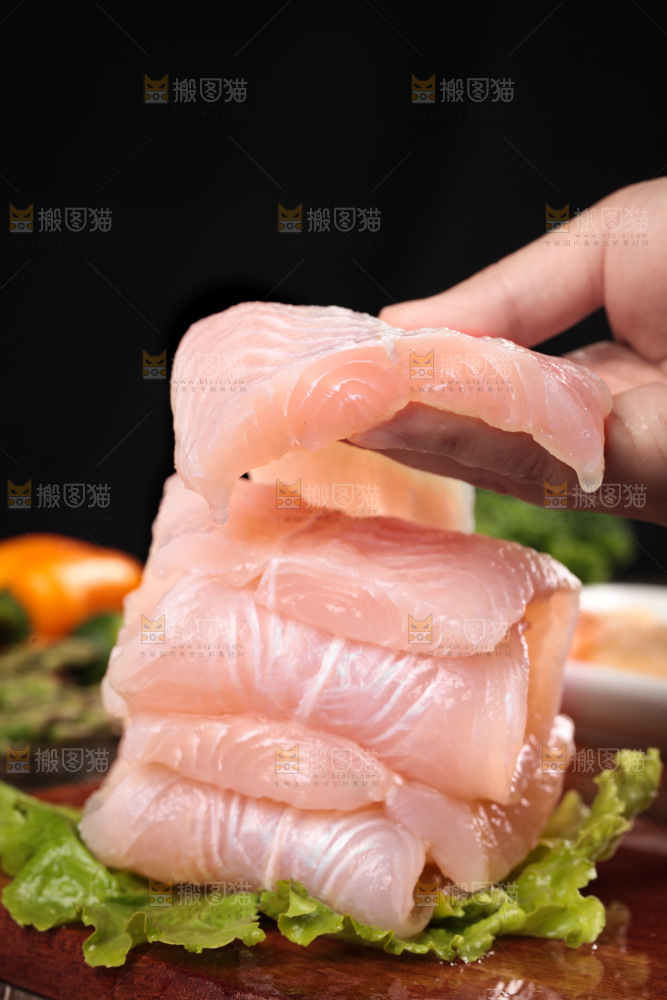 手拿新鲜巴沙鱼柳