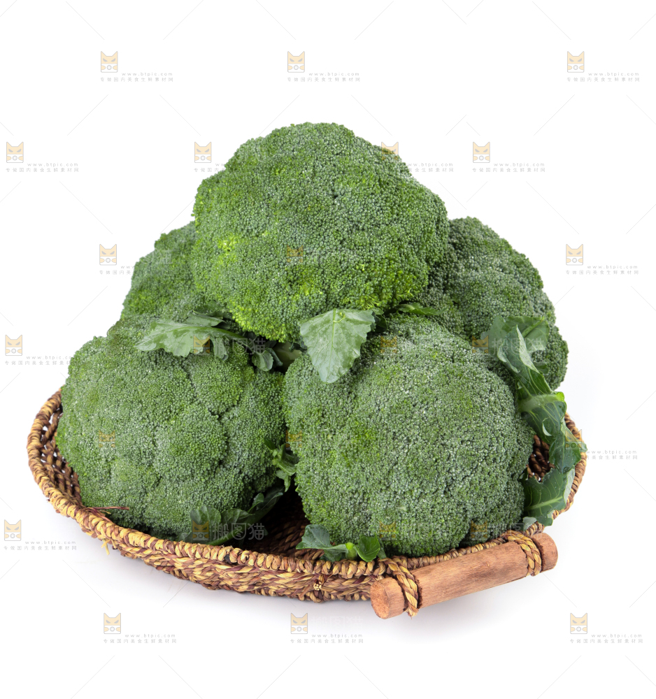 一盘西兰花放在白底上
