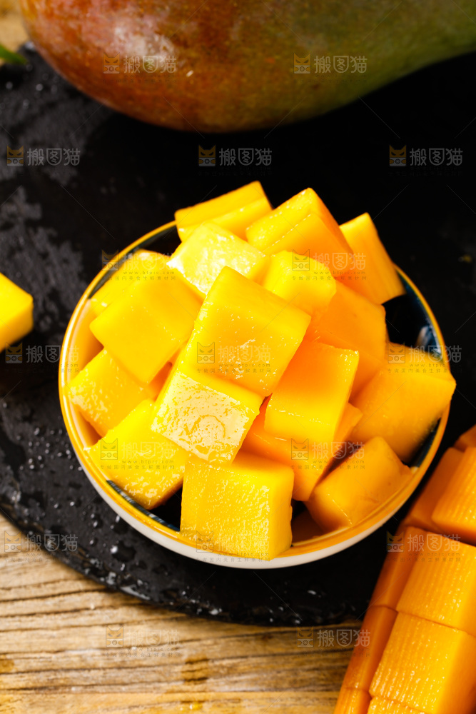 黑石板上放着一碗贵妃芒果肉