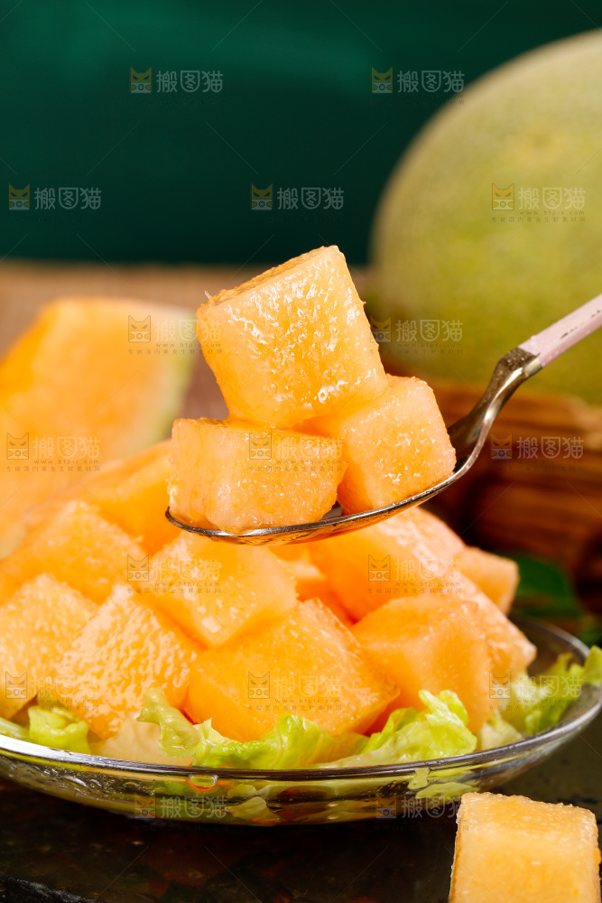 勺子里的哈密瓜果肉