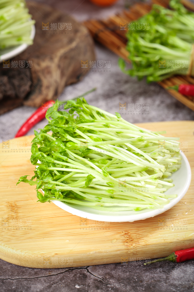 木板上放着豌豆芽