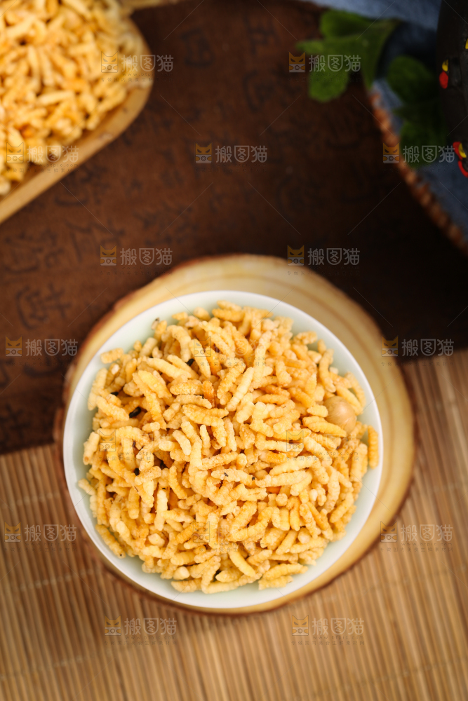 碟子里放着泰国炒米