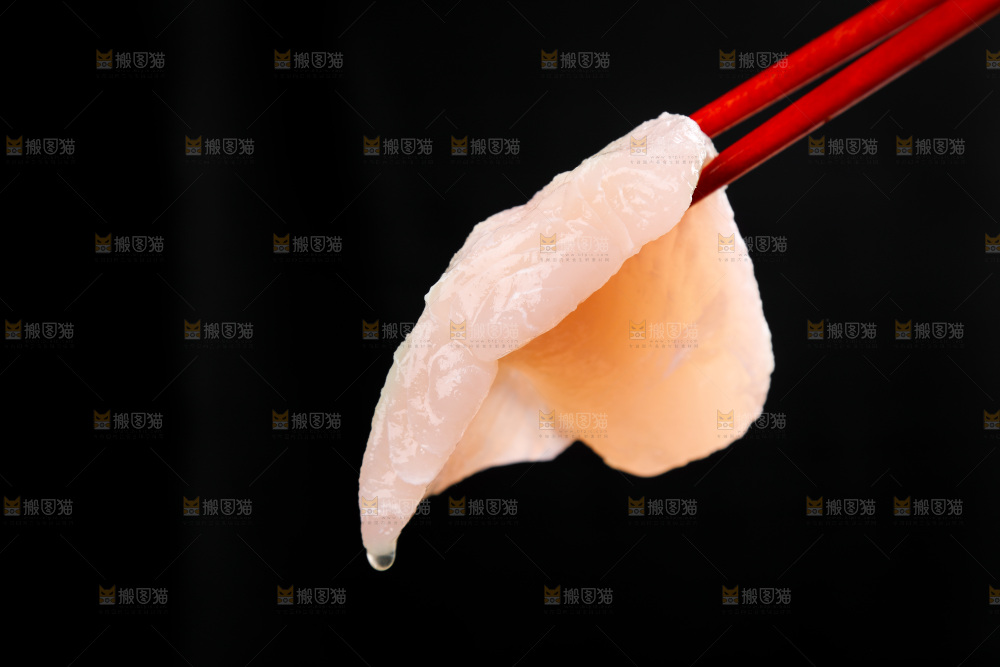 筷子夹着新鲜巴沙鱼柳