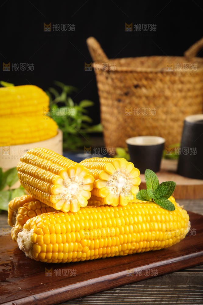 木板上的东北玉米