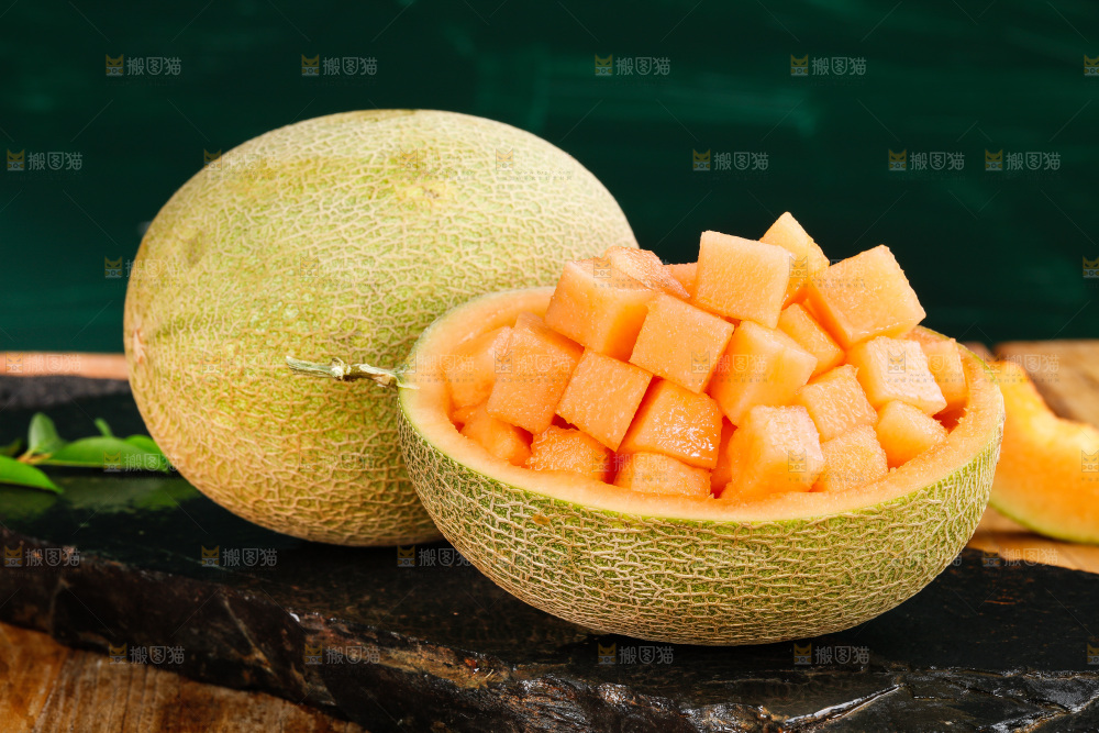 黑底上放着哈密瓜果肉