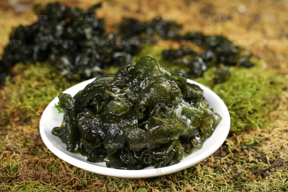 盘子里装着雷公菌