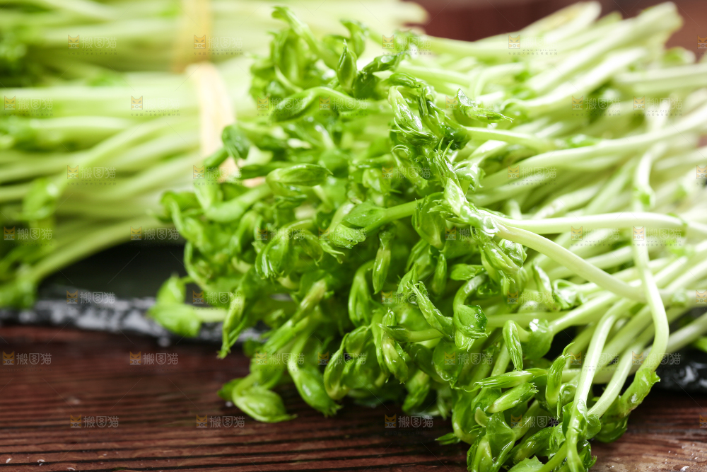 黑石板上的豌豆芽苗菜