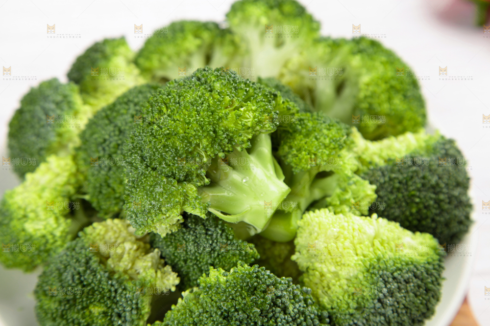 一盘绿花菜放在浅底上
