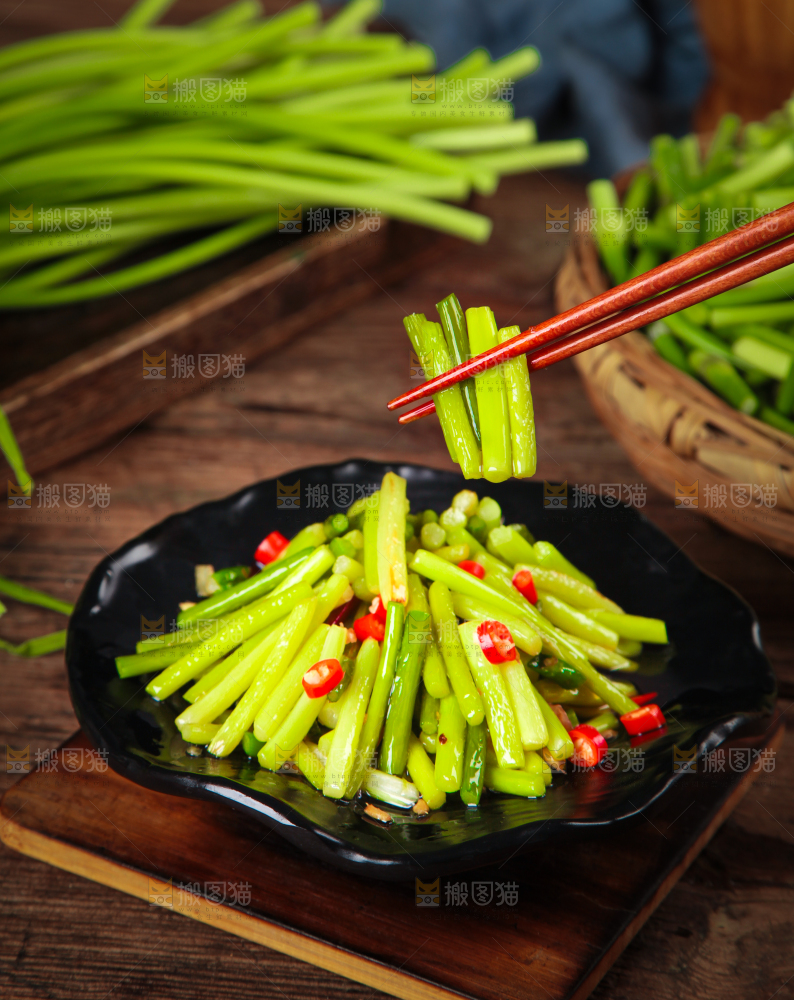 筷子里夹着蒜苔