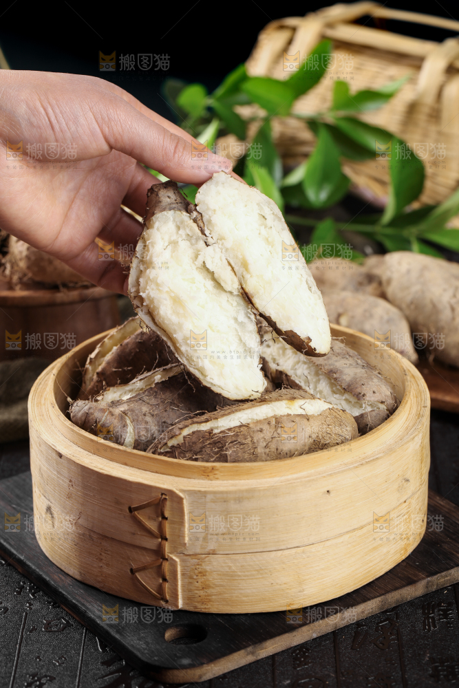 手拿掰开的熟毛薯