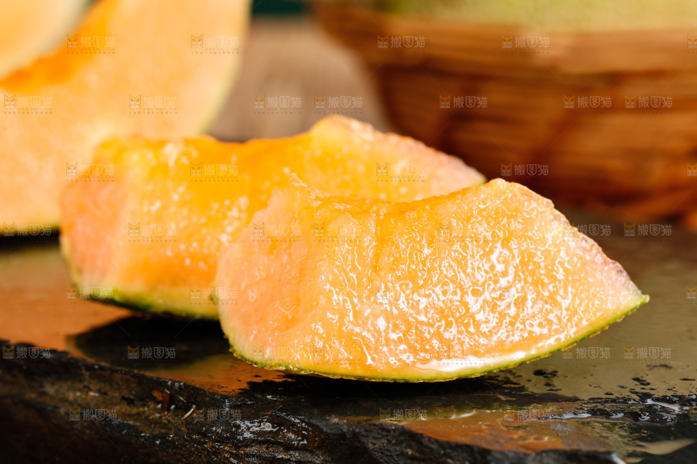 黑石板上放着切开的火焰山西州蜜