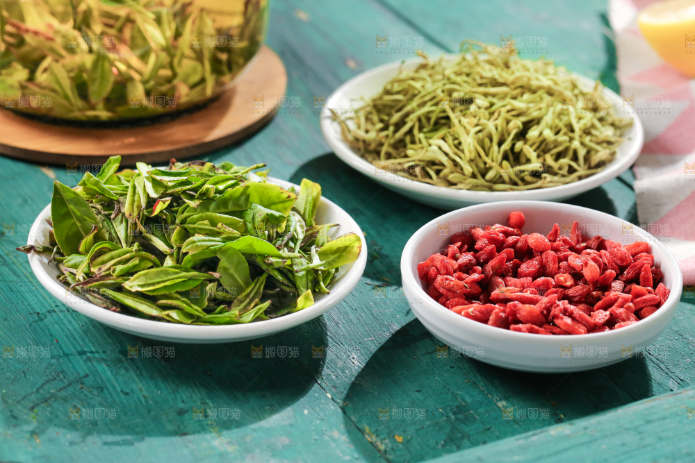 盘子里装着绿茶茶叶
