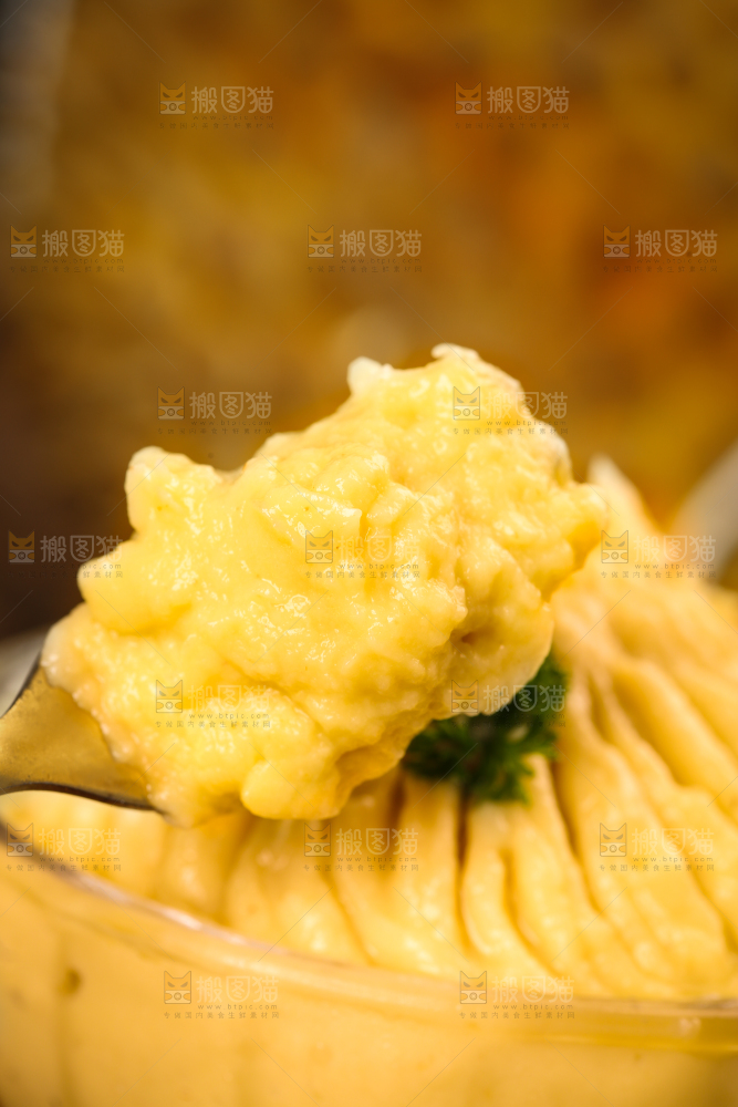 叉子上的榴莲果泥
