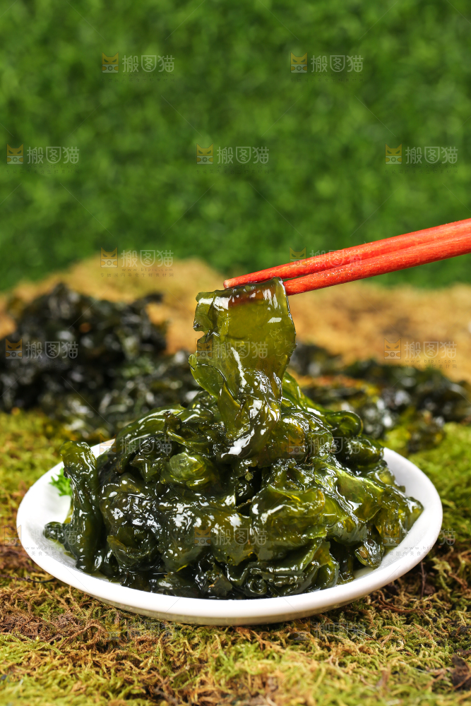 筷子上夹着地木耳