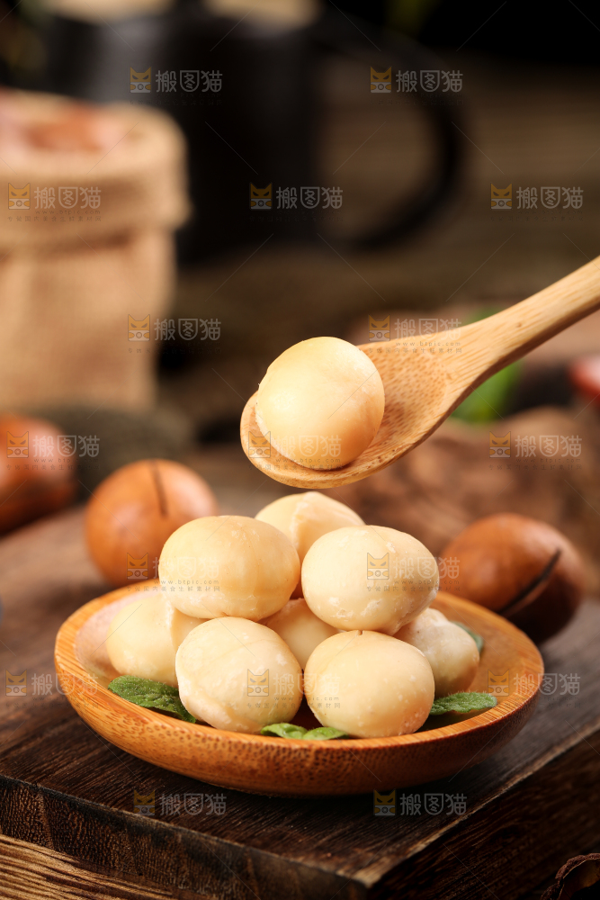 勺子里的夏威夷果果仁