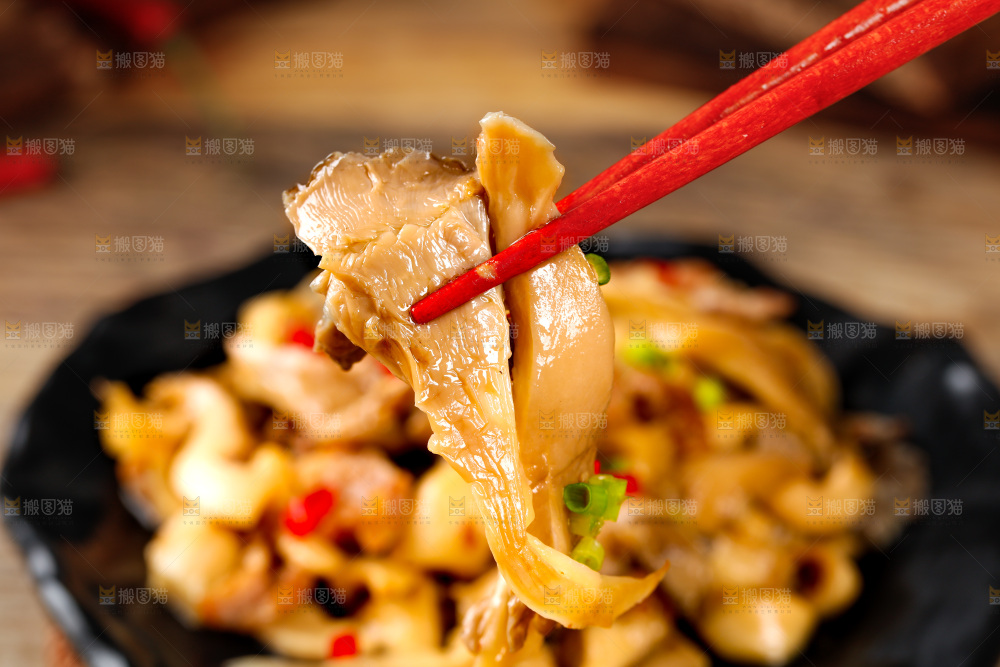 筷子夹着平菇炒肉